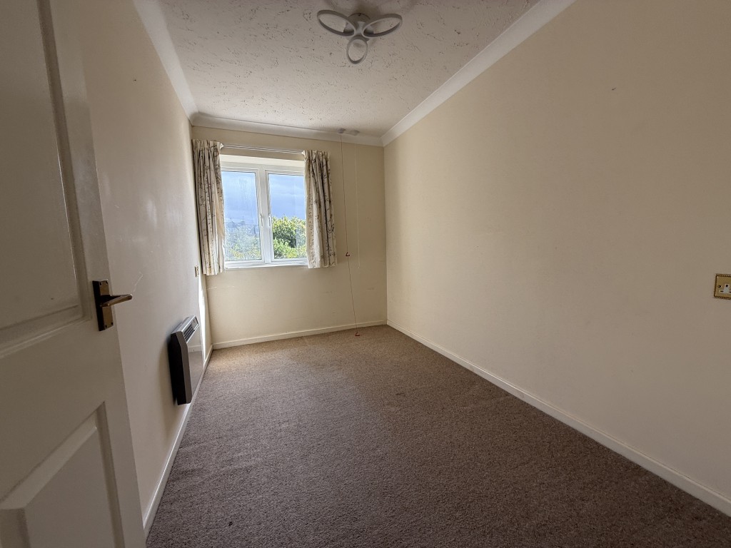 Lot: 54 - RETIREMENT FLAT IN POPULAR EXETER DEVELOPMENT - Bedroom